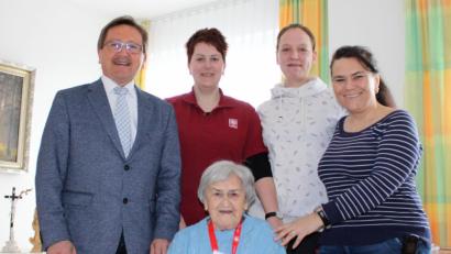 Bild: njn
Ihren 95. Geburtstag feiert Franziska Nagerl. Auf dem Bild Bürgermeister Hans Donko (links) und Pflegedienstleiterin Manuela Hirschmann (zweite von links) mit dem Pflegeteam des Caritas-Altenheims.
