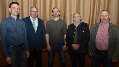 Bild: dob
Aufsichtsratsvorsitzender Martin Reber, Vorstandsvorsitzender Franz Nickl, (beides Landwirte aus der Gemeinde Georgenberg) Landwirt Wolfgang Gmeiner aus Oberbernrieth, Hubert Schmid, Geschäftsführer der Molkereigenossenschaft Pleystein und Landwirt Josef Schatz (von links nach rechts) setzen sich auch in den nächsten Jahren mit weiteren Mitstreitern für die Milchbauern in der Region ein.