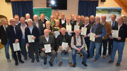 Bild: jr
Zahlreiche Mitglieder des SV Mitterteich wurden für 50-, 60- und 65-jährige Treue zum Verein ausgezeichnet. Ihnen gratulierten SV-Vorsitzender Roland Eckert (links) und Bürgermeister Roland Grillmeier (Zweiter von rechts).