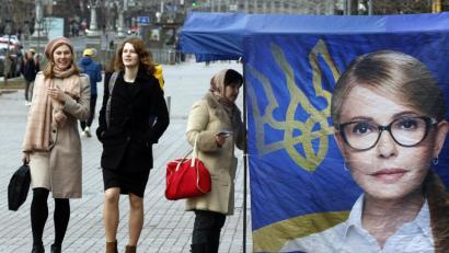 Bild: Efrem Lukatsky/AP/dpa
Zwei Frauen gehen vor einem Wahlkampfzelt mit dem Gesicht von Julia Timoschenko, ehemalige Ministerpräsidentin der Ukraine und Präsidentschaftskandidatin, vorbei.