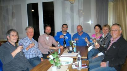 Bild: bkr
Der SVI bekommt mit den Radlern eine neue Abteilung, der Monika Kainz (Zweite von rechts) vorsteht. Zur Gründung heben Bernhard Eberhard, Gerhard Kainz, Mathias Ehbauer, Stefan König, SVI-Vorsitzender Jürgen Lautner, Karin König und Bernhard Kreuzer das Glas.