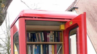 Bild: lep
Nach der Ausmusterung aus dem Telefondienst hat die Telefonzelle in Kirchenthumbach neben einem neuen Anstrich eine neue Aufgabe bekommen. Jung und Alt können sich dort kostenlos an Büchern bedienen und anbieten. "Das Interesse der Bevölkerung ist groß", sagt Jan Wiltsch.