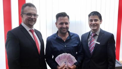 Bild: exb
Thomas Müllner (links) und Michael Striegl (rechts) gratulieren Andreas Weiß zu 10.000 Euro.