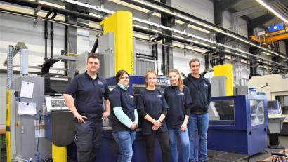 Bild: rgr
Bastian Specht (von links) zeigte dem Mädchentrio Vanessa Heldmann, Maria Gardian und Ella Händl am Girls' Day welche Arbeiten auf sie zukommen, wenn sie den Beruf des
Werkzeugmechaniker mit der Fachrichtung Formentechnik auswählen. Rechts im Bild ist Ausbildungsleiter Andreas Fahrnbauer der Firma Zechmayer.