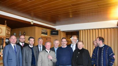 Bild: phs
Naturpark-Geschäftsführer Martin Koppmann (Zweiter von rechts) und Vorsitzender Andreas Meier (Zweiter von links) freuen sich, dass Gründungsmitglieder des Vereins weiterhin mitmachen.