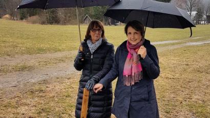 Bild: fjo
landtagsabgeordnete Annette Karl und Bürgermeisterin Margit Kirzinger stehen in Reichenau auf einer Wiese. Dort hatte der Vorarbeiter der Firma Baumer eine Stelle markiert, von der aus Telefonieren mit dem Handy einigermaßen möglich ist.