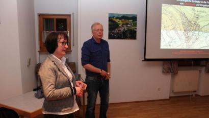 Bild: aun
Die Vorsitzende der Katholischen Landvolkbewegung, Margarete Hiereth begrüßt
Archäologe Mathias Hensch zum Vortrag im Pfarrheim.