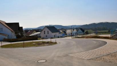 Bild: bö
Eine Bushaltestelle in den neuen Wohngebieten an der Bergstraße und Lauterachtalblick ist schon in Betrieb. Für den Wendehammer hat der Markt gut 120 000 Euro im Zuge des Straßenausbaues investiert.