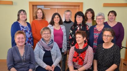Bild: dob
Lydia Gajan (sitzend, links) steht nun an erster Stelle beim Evangelischen Frauenbund. Zur engeren Vorstandschaft gehören auch Stellvertreterin Karin Wappmann (sitzend, Zweite von links) und Lore Marko aus Moosbach (sitzend, Zweite von rechts), die sich um die Kassenführung kümmert.