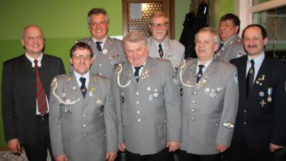 Bild: dl
Bürgermeister Walter Schauer, SRK-Vorsitzender Ulrich Knoch (von links) und stellvertretender BSB-Kreisvorsitzender Hans Schießl (rechts) ehren die Schützen (ab Dritten von links) Karl-Heinz Trägler, Peter Windschüttl, Josef Paschke, Werner Schwendner und Michael Fuchs.