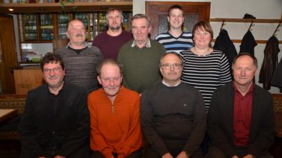 Bild: dob
(Von links nach rechts) Johann Wiesent ist wieder Ortsvorsitzender der CSU. Andreas Kiesl (Stellvertreter), Hans-Werner Anzer (Kassier) und Richard Troglauer (Schriftführer) unterstützen ihn . Thomas Ertl (hintere Reihe, rechts) trat neu in den Ortsverband ein und wurde sogleich in das Vorstandsgremium gewählt.