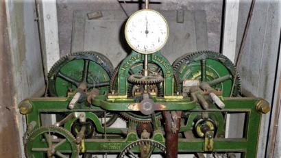 Bild: exb
Bernd Bauer vom OWV hat das alte Gangwerk der Kirchturmuhr aus dem Jahr 1923 schon mal von Dreck und Spinnweben befreit. Er hätte es gerne frisch renoviert und funktionsfähig an einem passenden Standort für die Öffentlichkeit sichtbar platziert.