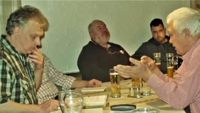 Bild: jml
Bei der Jahreshauptversammlung haben Vorsitzender Reiner Kunkel (links) und Alois Habeck, der Vorsitzende des Bayerischen Imkerverbands im Kreisverband Weiden (rechts), eine ganze Themenpalette mit den Mitgliedern zu besprechen.