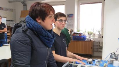 Bild: ubb
Landtagsabgeordnete Anna Toman (links) spricht lange mit Azubi Anna Lorenz. Die Politikerin freut sich, hier ein Mädchen vorzufinden, das sich für einen Männerberuf stark macht.