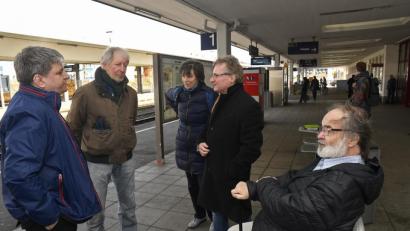 Bild: Petra Hartl
Die Amberger Grünen schauen sich mit ihrem Bundestagsabgeordneten Stefan Schmidt (links) den Bahnhof an. Helmut Wilhelm (rechts) fordert erneut den Durchbruch der vorhandenen Passage unter dem Bahnhof hindurch hinüber zu den Bahnsteigen.