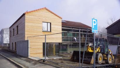 Bild: bkr
Handwerker brachten machten noch bis kurz vor der Eröffnung das Haus Nummer 10 mit seinem Erweiterungsbau bezugsfertig.