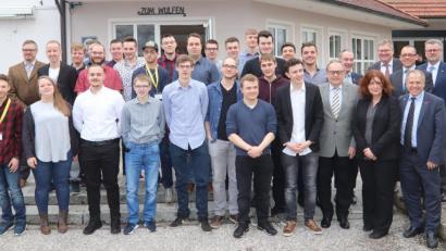 Bild: mfh
Mit der Freisprechfeier treten die 29 Azubis der Gesellenprüfung Winter 2019 in einen neuen Lebensabschnitt ein.