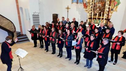 Bild: hai
Bei allen großen Kirchenfesten dabei der 25 bis 30 Mitglieder zählende evangelische Kirchenchor aus allen drei Teilen der Kirchengemeinde Wirbenz, Immenreuth und Kemnath unter Leitung von Gertraud Burkhardt.