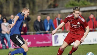 Bild: Alfred Schwarzmeier
Gegen die SpVgg Pfreimd – hier eine Szene mit Florian Rupprecht (Weiden, links) gegen Dennis Lobinger (Pfreimd, rechts) – erzielte die SpVgg SV Weiden erst in der 85. Minute durch Ismail Morina den 2:1-Siegtreffer. In der Partie gegen den TSV Kareth-Lappersdorf am Freitag fordert Trainer Andreas Scheler, das Spiel schon früher zu entscheiden.