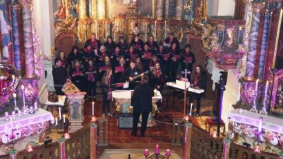Bild: weu
Der Chor „Ganz und Gar“ mit Leiterin Anita Forster schenkte den Besuchern eine kostbare und musikalische Auszeit. Das Kirchenschiff erstrahlte dabei in violettem Licht.