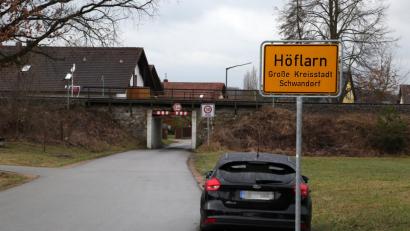 Bild: Hösamer
Die Unterführung zwischen Wackersdorfer Straße und Höflarn (Bild) wird durch die Bahn saniert. Die Stadt will sich an den Kosten beteiligen. Die Durchfahrt soll breiter und höher werden.