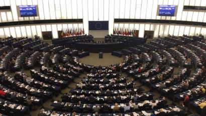 Bild: esa
Die Abgeordneten im Europäischen Parlament in Straßburg stimmen auf diesem Bild mit Handzeichen ab.