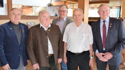Bild: bö
Seit 60 Jahren zählt Josef Adamiok (Zweiter von rechts) zum Kreis der Standortkameradschaft, seit 50 Jahren ist Georg Roth (Zweiter von links) dabei. Dazu gratulieren der stellvertretende Vorsitzende Franz Schraymayr (links), Vorsitzender Heinrich Herbort (rechts) und der FÖG-Servicebeauftragte Ullrich Seelmann (hinten).
