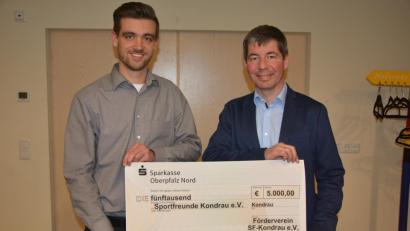 Bild: jr
Jörg Müller (rechts), Vorsitzender des Fördervereins der Sportfreunde Kondrau, überreichte an Hauptvereins-Vorsitzenden Yannick Schiml einen Scheck in Höhe von 5000 Euro.