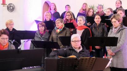 Bild: ohr
Die Gesangsgruppen „Glorificamus“ aus Fensterbach (Bild) unter der Leitung von Birgit Ries (links) und „Zeitlos“ gestalteten gemeinsam „Evensong“ – eine gesungene Feier nach dem Ritus der anglikanischen Kirche – in der St.Barbara-Kirche in Stulln.