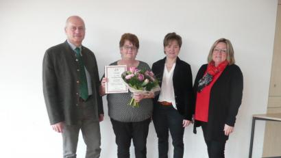 Bild: amö
Zum Dienstjubiläum von Margareta Ruml (Zweite von links) gratulieren (von rechts) Rektorin Christine Schneider, Bürgermeisterin Sonja Meier und Bürgermeister Walter Schauer.