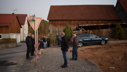 Bild: bnr
Im Ortsteil Fronhof machte sich der Gemeinderat ein Bild vom Zustand der Straßen. Zwei Verbesserungen sind geplant.