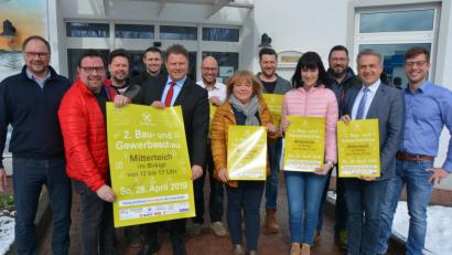 Bild: jr
Sie freuen sich auf die 2. Mitterteicher Bau- und Gewerbeschau am Sonntag, 28. April, im Gewerbegebiet Birkigt: (von links) Günter Zintl (Motor Nützel & Schönberger), Helmut Weiß (Schreinerei Weiß), Markus Bögershausen (Fliesen Bögershausen), Jürgen Eckstein (Raiffeisenbaumarkt), Gewerbefördervereinsvorsitzender Stefan Grillmeier, Thomas Neugebauer (Aral-Tankstelle), Michaela Schicker (Leiß-Transporte), Markus Sporrer (SM-Energy), Waltraud Gottfried (Fliesen Bögershausen), Alfons Lacher (Raiffeisenbaumarkt), Bürgermeister Roland Grillmeier sowie Florian Haberkorn von der Mitterteicher Stadtverwaltung.