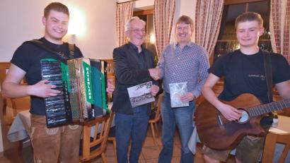 Bild: no
Ortsheimatpfleger Richard Koller (Zweiter von rechts) überreichte an Kreisheimatpfleger Dieter Dörner ein historisches Buch über Illschwang und einen Gutschein. Mit auf dem Foto ist die Geiwagl-Musi.