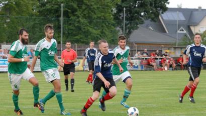 Bild: gb
Louis Lang (rechts, grünes Trikot) verstärkt in der Rest-Spielzeit den TSV Konnersreuth. Der Mittelfeldspieler kehrte vom SV Mitterteich zurück zu seinem Heimatverein.