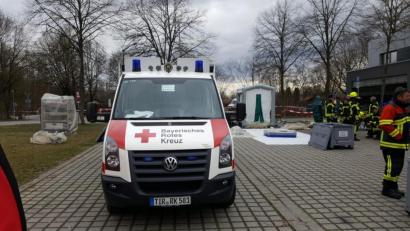 Bild: mde
Neben der Kemnather Fachgruppe „CBRNE“ sind am Mittwoch noch vier weitere nach Straubing zum Ammoniakunfall bei der dortigen Eishalle beordert worden.