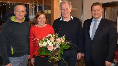 Bild: jr
Monika Bauernfeind feierte am Dienstag ihren 60. Geburtstag. Dazu gratulierten neben Ehemann und TuS-Präsident Anton Bauernfeind (Zweiter von rechts) auch Zweiter Bürgermeister und TuS-Vizepräsident Stefan Grillmeier (rechts) sowie Thomas Schiffmann im Namen der Ski-Kollegen.