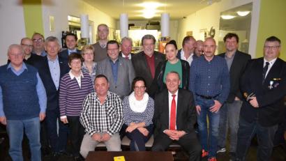 Bild: hcz
Die drei Vorsitzenden Klaus Kunz, Ilona Forster und Kurt Seggewiß (sitzend, von links) mit den anderen Führungskräften des Schwimmvereins und den Ehrengästen.