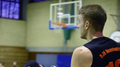Bild: Tobias Schwarzmeier
Co-Trainer Marco Campitelli (Mitte) mit den beiden Big-Men der DJK Neustadt, Jonas Meißner (rechts) und Ondrey Stych, auf die es im Saisonfinale bei den Dresden Titans 2 besonders ankommen wird.