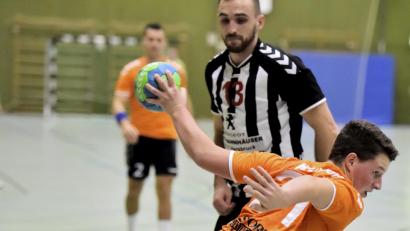 Bild: Hubert Ziegler
Lucas Kührlings (vorne) im Anflug auf das gegnerische Tor. Der Amberger ist einer von vier HG-Spielern in den Top 20 der Bezirksliga-Torjäger.