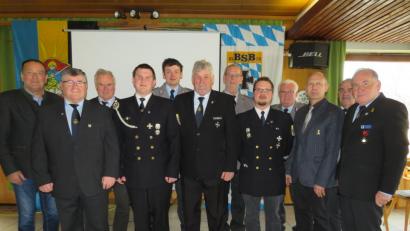 Bild: adj
Vorsitzender Heinrich Scheidler (Zweiter von links), Stellvertretender und Ehrenkreisvorsitzender Alfons Betzl (Sechster von links) mit dem neuen Kreisvorstand des BSB. Dritter Bürgermeister Heribert Schubert (links) und Bezirksvorsitzender Horst Embacher (rechts) gratulieren den Gewählten.