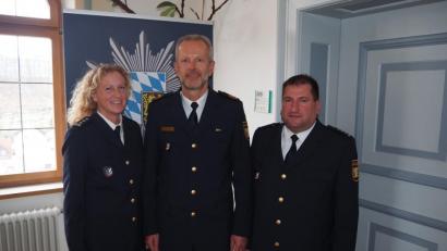 Bild: bl
Sabine Roidl löst Roland Heldwein (rechts) in seiner Funktion als zeitlich befristeter Leiter der Nabburger Polizeiinspektion ab. Polizei-Vizepräsident Thomas Schöniger verabschiedete Heldwein und stellte die Nachfolgerin vor.