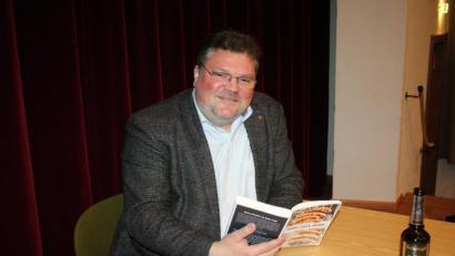 Bild: lg
Krimi-Autor Fabian Borkner nahm seine Zuhörer zu den Bergfesten im Landkreis Amberg-Sulzbach mit, wo Menschen auf eine geheimnisvolle Weise zu Tode kommen.