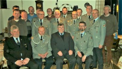 Bild: jml
Viele Mitglieder werden in der Hauptversammlung der Krieger- und Reservistenkameradschaft geehrt. Friedrich Hermann (sitzend, Zweiter von links) wird mit dem selten vergebenen Großkreuz am Bande des Bayerischen Soldatenbundes ausgezeichnet. KRK-Vorsitzender Bernhard Faltenbacher (sitzend, rechts), sein Vize Reinhard Welzl (rechts, dahinter) und Johann Hipke (stehend, hinter Hermann) erhalten das Verdienstkreuz zweiter Klasse für ihren jahrelangen Einsatz in der Kameradschaft.
