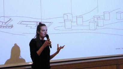 Bild: ld
Die Planung für die neue Nutzung der Freibad-Brache stellte Architektin Judith Kinzl vor.