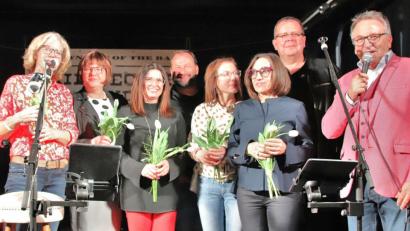 Bild: Thomas Dobler
Josef Beer (rechts) verteilte weiße Tulpen als Dank an die Organisatoren und Verantwortlichen für den zwölften Kunst-und-Kulinaria-Abend, der im Sperl-Stadl in Fronberg über die Bühne ging.