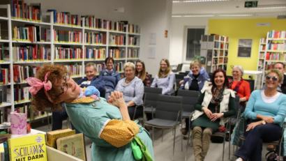 Bild: Thomas Dobler
"Putzfrau Ilona" zeigte sich nicht nur belesen, sondern auch sehr gelenkig, als sie ihren Auftritt in der Stadtbibliothek absolvierte.