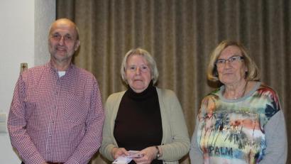 Bild: cs
Im Namen der Kunden des Archeladens dankt Lotte Mura (Mitte) für die Spende der Kolpingsfamilie in Höhe von 1000 Euro, überreicht durch Annemarie Hartmann und Herbert Appl.