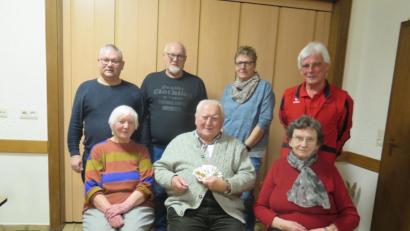 Bild: jzk
Sportwart Alfons Foitzik (hinten rechts) gratuliert Waltraud Söllner, Josef Birkner, Sieglinde Bayer (sitzend von links), Erwin Mayer, Helmut Porsch und Gisela Kindler (hinten von links).