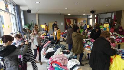 Bild: rn
Sie sind die Ersten, die in der zu einem Flohmarkt-Warenhaus umfunktionierten Aula nach Schnäppchen suchen.