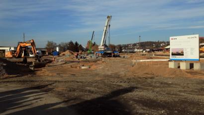 Bild: ch
In Schwandorf entsteht ein neues Werk für Beton-Weichenschwellen für die Deutsche Bahn. Rund 13 Millionen Euro investiert die "Rail.one", bis zu 35 Arbeitsplätze sollen entstehen.